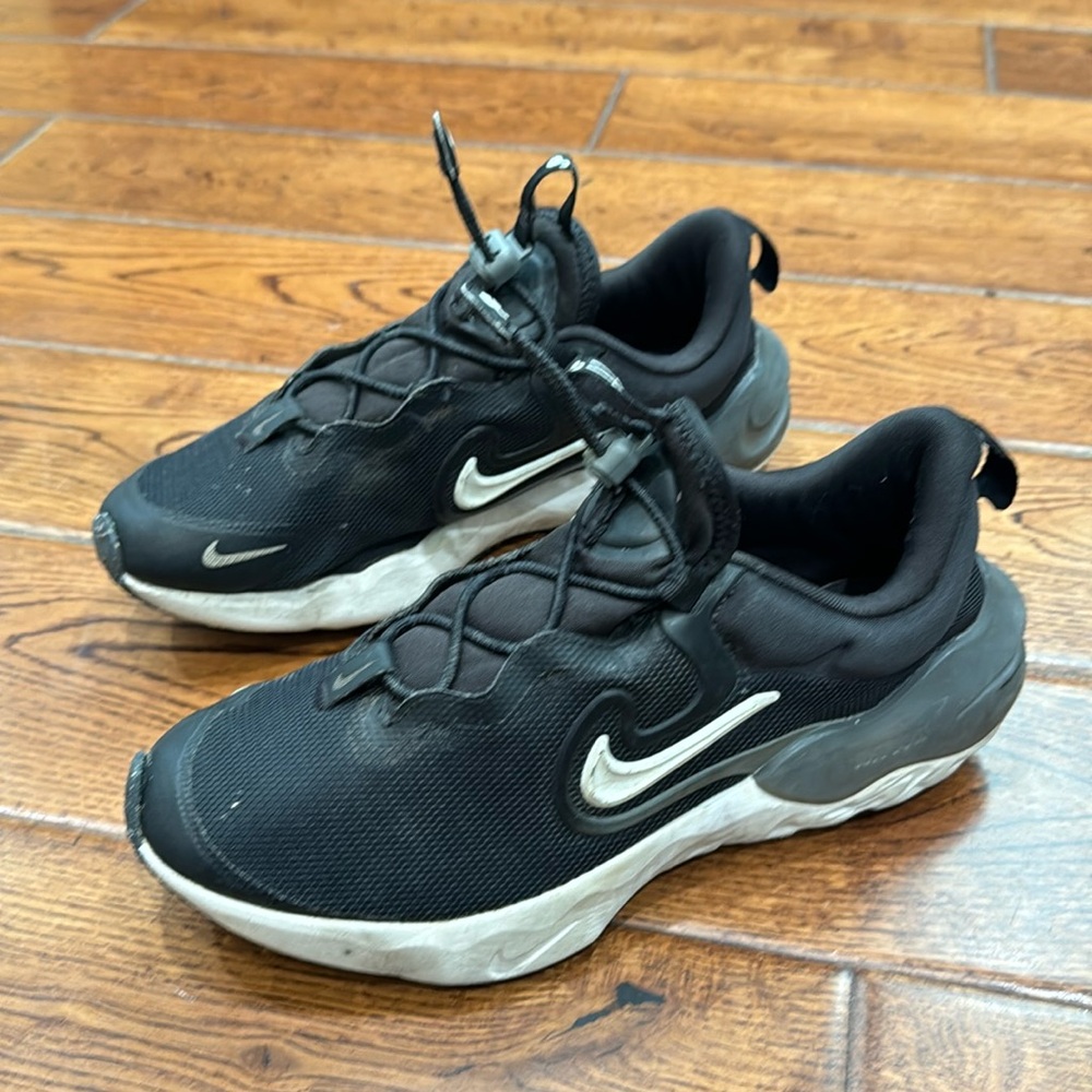 Nike youth Run Flow black sneakers shoes sz 5 pull up bungee laces DR0472-001